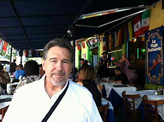 Waiting for lunch at a tango restaurant in La Boca. Waiting for lunch at a tango restaurant in La Boca.